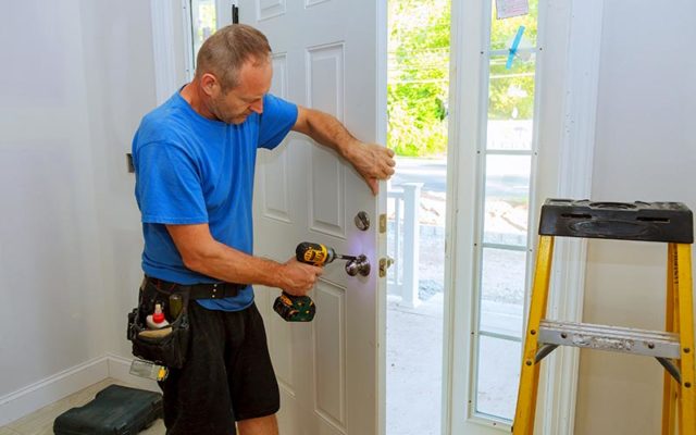 Faire appel à un serrurier professionnel suite à un cambriolage